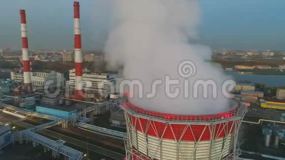 加热站用蒸汽在冷却塔上运动视频的预览图