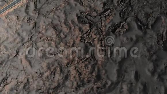 地面覆盖冰冻熔岩空中景观视频的预览图