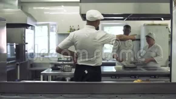 厨房厨师给员工下命令视频的预览图