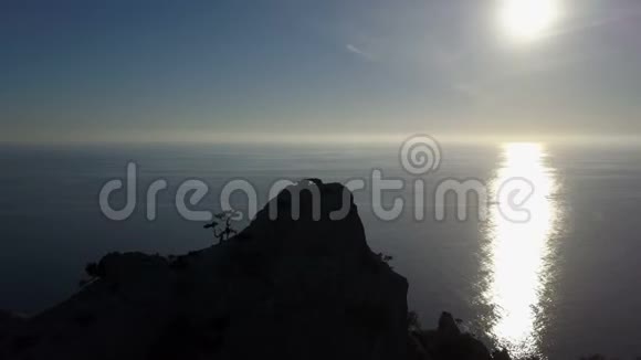 山里的年轻女子挥手女士在海上美丽的景色中到达山顶视频的预览图