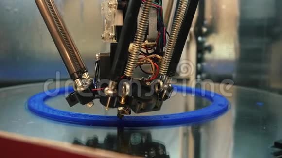 机械手在塑料圆上穿线的特写镜头媒体不同的工作机器人集合展示在视频的预览图