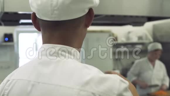 厨师指挥餐厅厨房的员工视频的预览图