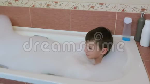 男孩67岁躺在浴缸里用白色泡沫视频的预览图