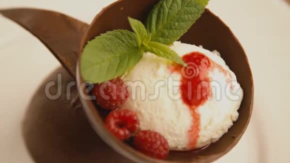 巧克力半球冰淇淋视频的预览图