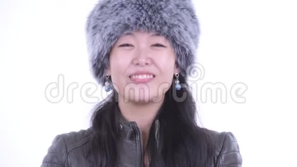 一脸快乐美丽的亚洲女人点头是的视频的预览图