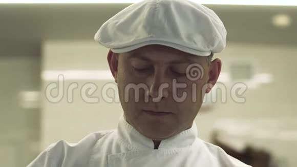 厨房的厨师集中在烹饪菜肴上视频的预览图
