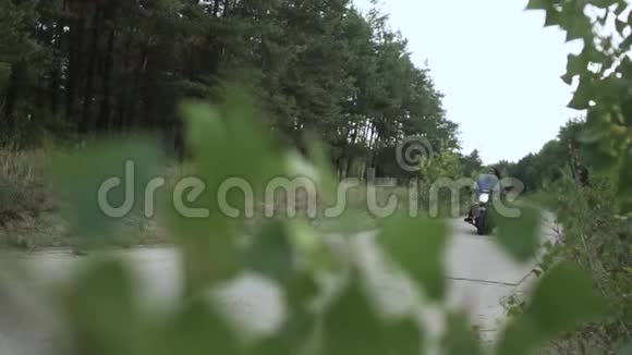 几个骑摩托车的人在路上慢动作视频的预览图