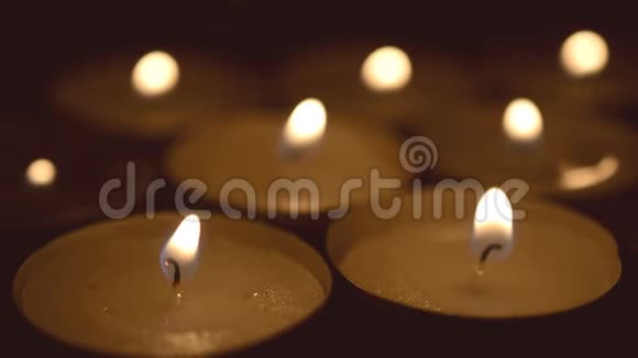 带有香味的蜡烛的浪漫气氛视频的预览图