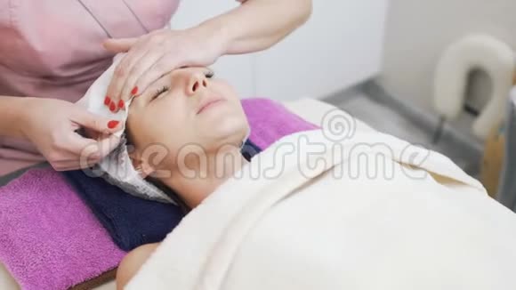 美容师清洁女士面部按摩前抗菌餐巾视频的预览图