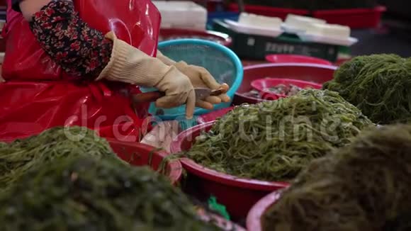 4韩国妇女在海鲜市场工作在贾加尔奇釜山销售鲜蛤视频的预览图