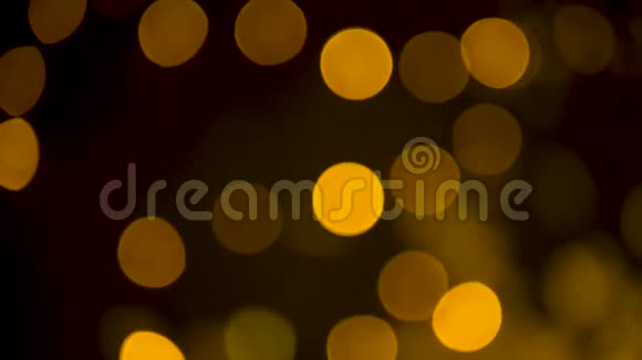 新年的黄闪灯花环视频的预览图
