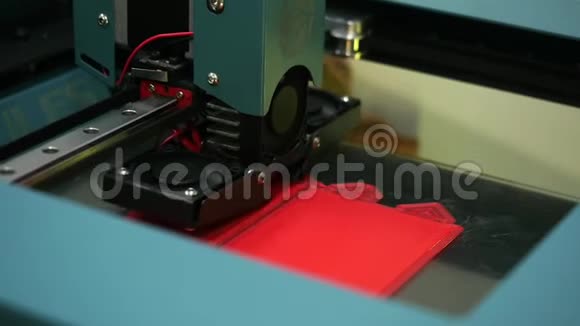 3d打印机在科技展览会工作期间的特写媒体3D印刷添加剂技术视频的预览图