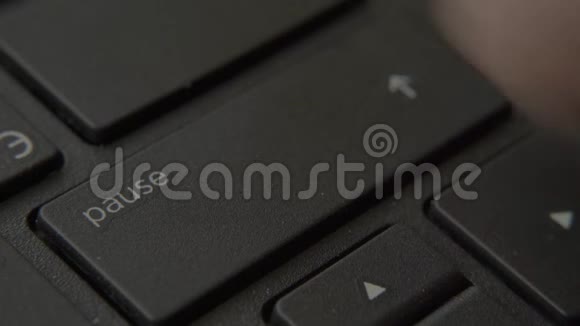 手指按键盘上的暂停按钮视频的预览图