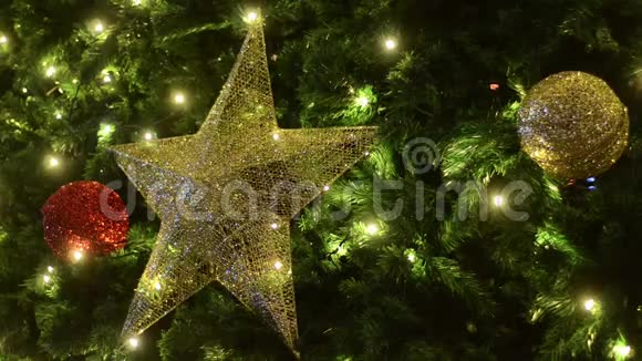 家里装饰的圣诞树圣诞节常绿树枝上五颜六色的装饰和点燃的弦灯彩色圣诞或视频的预览图