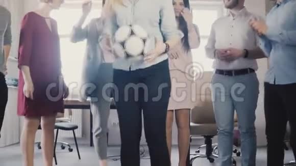 幸福办公室员工举行一次体育活动年轻的多民族同事庆祝踢足球4K视频的预览图
