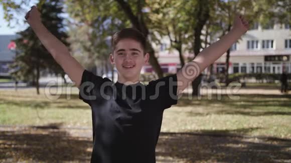年轻的白种人卷发竖起大拇指对着镜头微笑自信的男性视频的预览图
