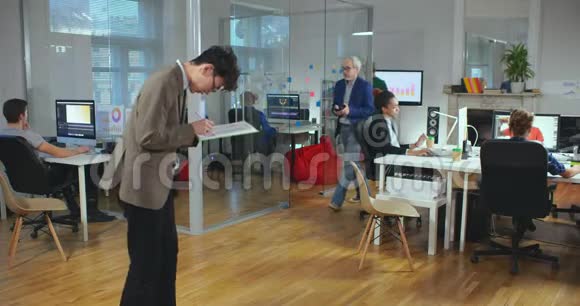 亚洲记者站在办公室编辑的画像视频的预览图