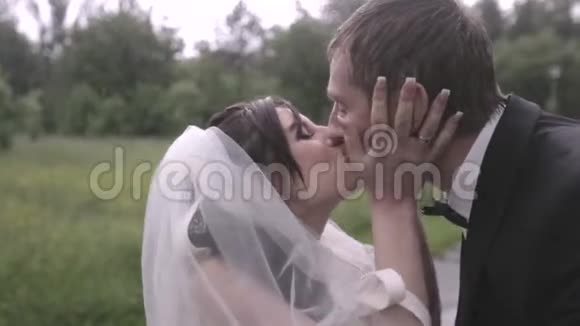 新郎新娘婚礼当天在雨中亲吻视频的预览图