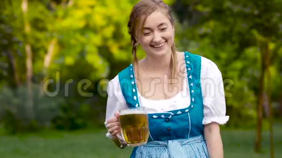 金发巴伐利亚女孩拿着啤酒笑着视频的预览图