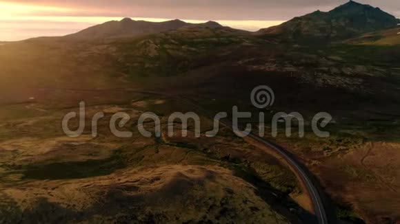 壮丽冰岛景观中的日落山路视频的预览图