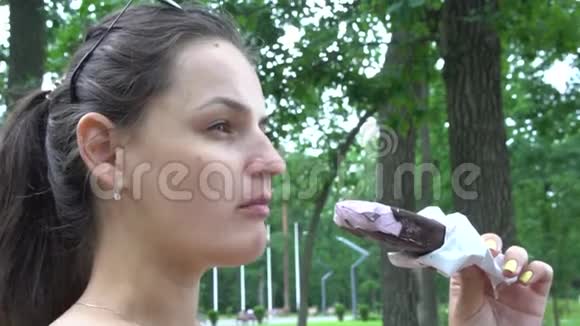 快乐的年轻可爱的女人吃新鲜水果冰淇淋视频的预览图