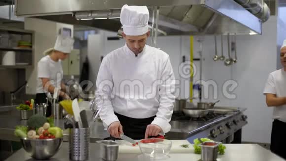 厨师准备沙拉厨师帮忙视频的预览图
