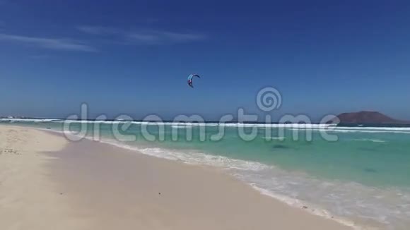 弗特文图拉伟大的Playas海滩最著名的冲浪和风筝冲浪海滩之一晶莹剔透的水视频的预览图