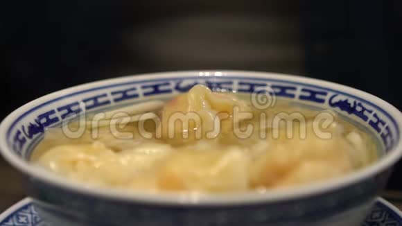 慢动作的人用筷子吃虾亚洲餐厅的饺子视频的预览图