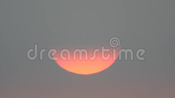 黎明时太阳的特写视频的预览图