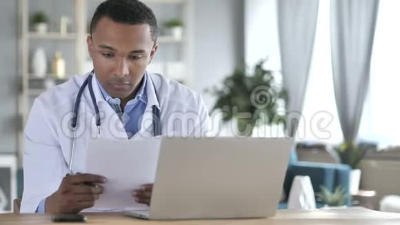 非裔美国人医生阅读医疗报告诊断病人视频的预览图