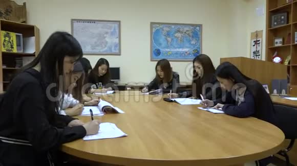 一群亚洲学生在教室里视频的预览图