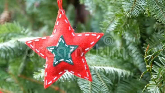 圣诞树玩具颜色为红色由挂在树枝上的玻璃珠装饰的羊毛织物制成视频的预览图