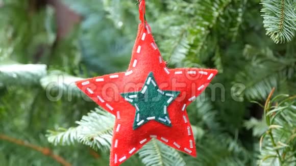 圣诞树玩具颜色为红色由挂在树枝上的玻璃珠装饰的羊毛织物制成视频的预览图