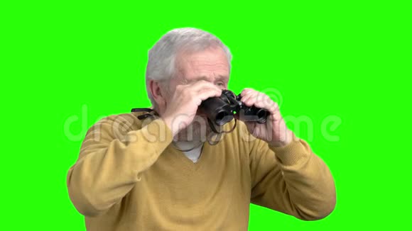 老人带望远镜绿屏视频的预览图