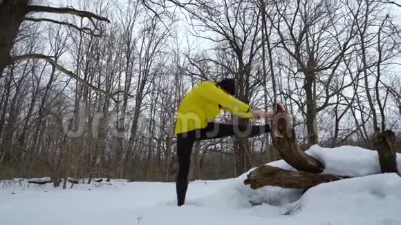 冬季森林中的男性运动健将视频的预览图