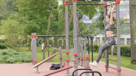 运动女性在夏季公园健身场地进行健身锻炼视频的预览图