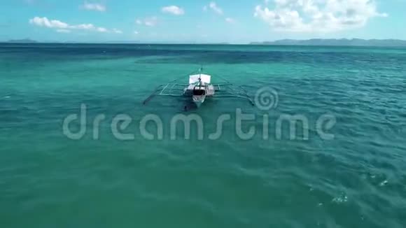 空中拍摄的菲律宾旅游船漂浮在绿松石的原始水菲律宾巴拉望岛视频的预览图
