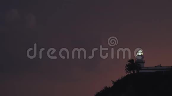 在卡拉拉的海上灯塔在夜晚旋转在闪电和闪电的背景下发出光线视频的预览图