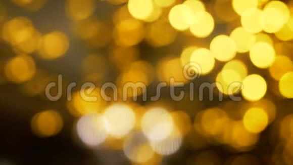 黄色圣诞照明在离焦博克背景视频的预览图