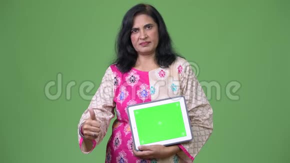 成熟美丽的印度女人展示数码平板电脑竖起大拇指视频的预览图