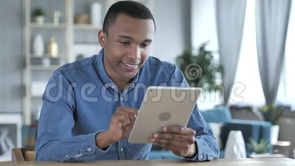 非洲青年男子在平板电脑上的在线视频聊天视频的预览图
