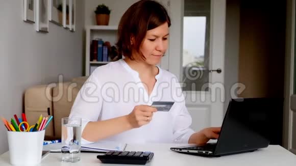 女人通过网络订餐在线付费视频的预览图