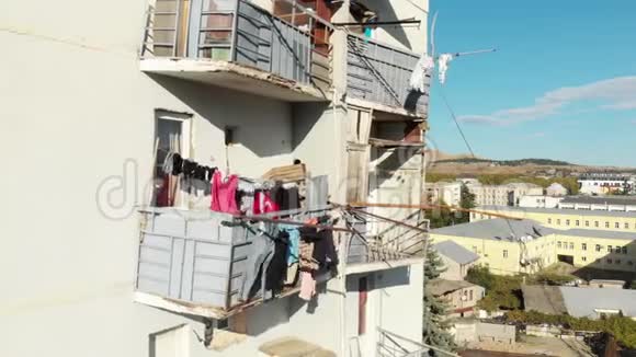 亚麻布在阳台上晒干了格鲁吉亚的旧混凝土住宅视频的预览图