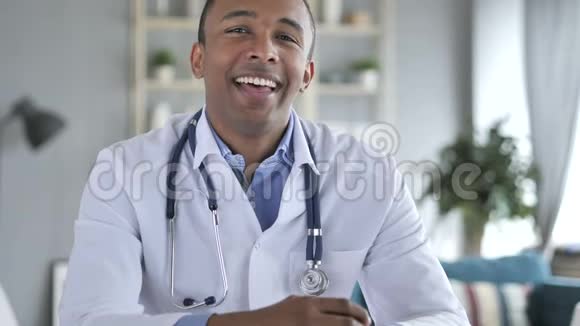 是的非裔美国医生摇头允许病人视频的预览图