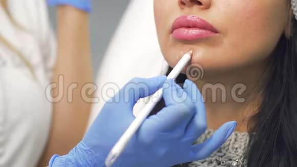 美容师在肉毒杆菌过程中标记下巴区域视频的预览图