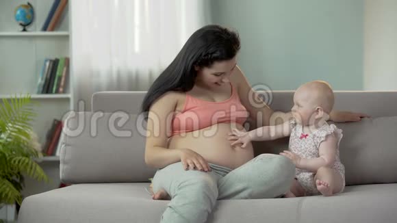 好奇的宝宝摸着妈妈怀孕的肚子期待着妹妹或哥哥视频的预览图