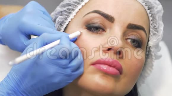 美容师在肉毒杆菌过程中标记面部区域视频的预览图