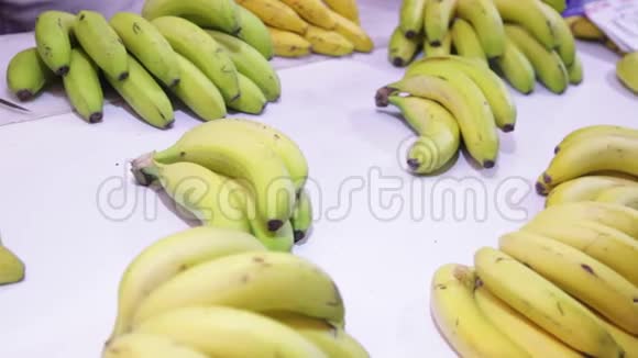 在市场的水果柜台展示香蕉视频的预览图