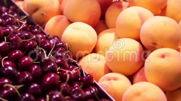 桃子和樱桃在市场上的水果店展出视频的预览图