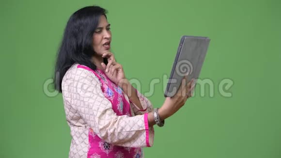 成熟美丽的印度女性视频呼叫数字平板电脑视频的预览图